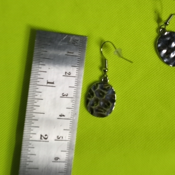 Silvertone wire dangle hammered earrings - Picture 2 of 4